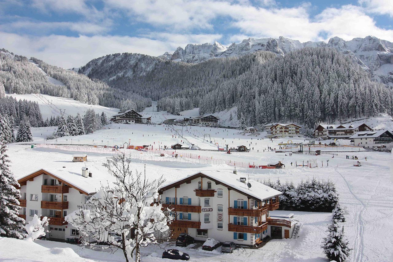 Garni Petra e sullo sfondo lo snowpark per bambini della scuola di sci di Selva Garni Petra e sullo sfondo lo snowpark per bambini della scuola di sci di Selva