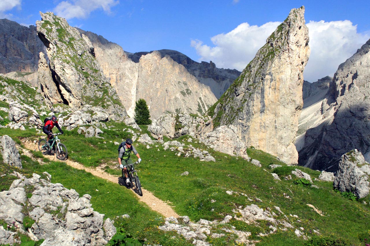 Mountain bike sotto le Odle Mountain bike sotto le Odle